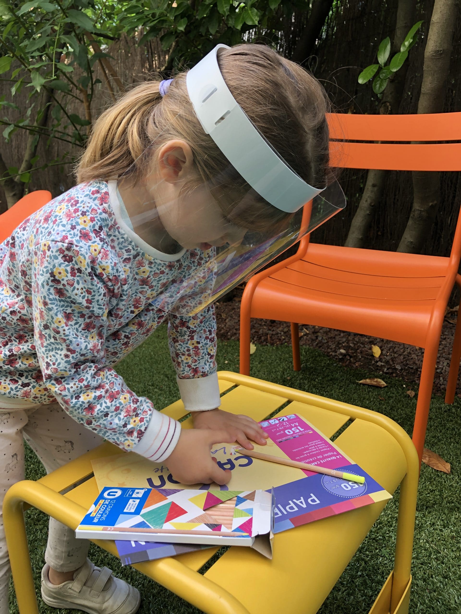 IMG_2837 Enfant qui déssine avec visière de protection