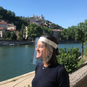 femme avec visière de protection