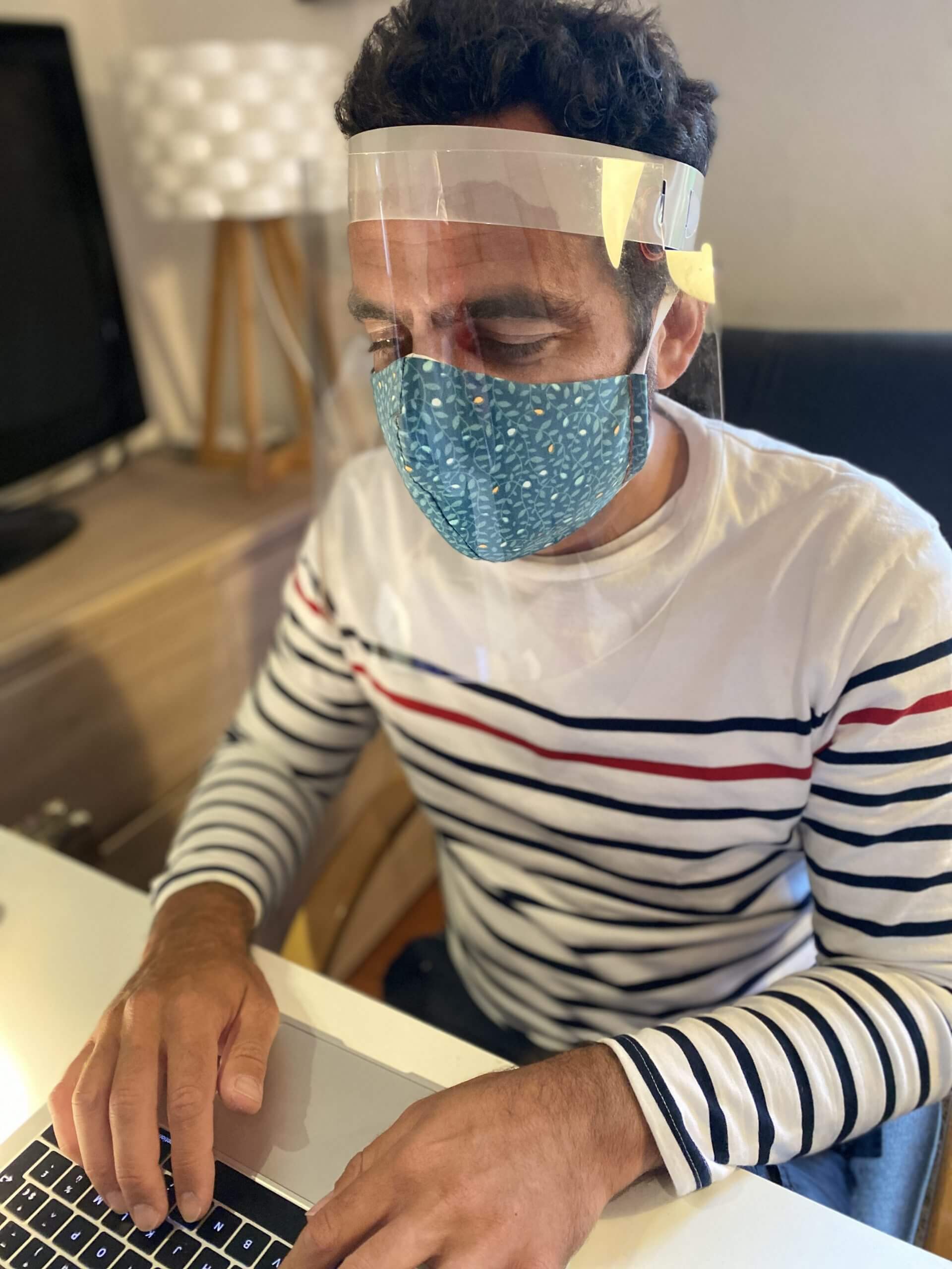 homme avec visière au bureau